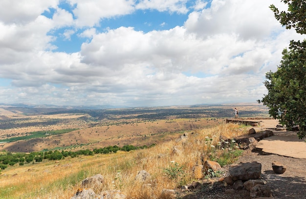 Paisagem nas Colinas de Golã contra o céu azul em Israel