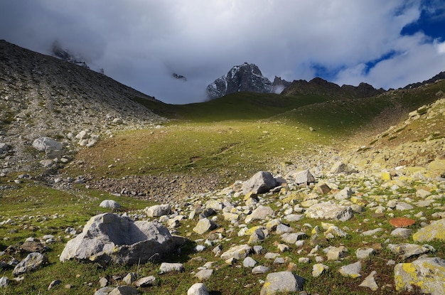 Paisagem nas montanhas com rochas e falésias. Svaneti, Geórgia, Cáucaso