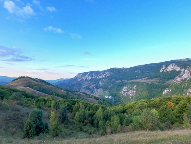 Paisagem nas montanhas de Trascau, na Romênia, horário de verão.