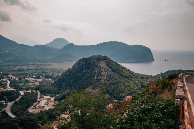 paisagem nas montanhas montanhas pela manhã vida selvagem paisagem montanhosa