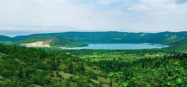 Paisagem natural da ilha de Kunashir vista da caldeira do vulcão Golovnin com lagos quentes