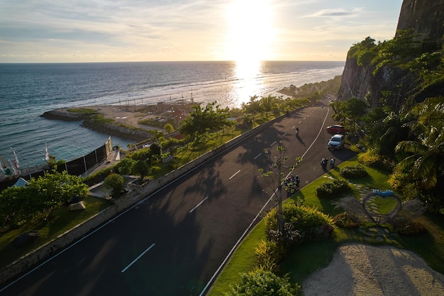 Foto paisagem natural de um drone sobre a praia de melasti, na ilha de bali o oceano ao pôr-do-sol