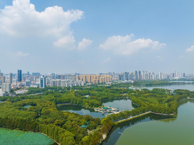 Paisagem natural de verão da Área Cênica do Lago Leste de Wuhan