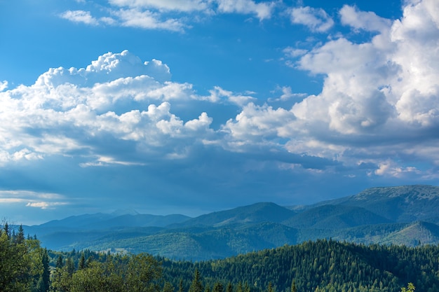 Paisagem natural de verão das montanhas Karpaty.