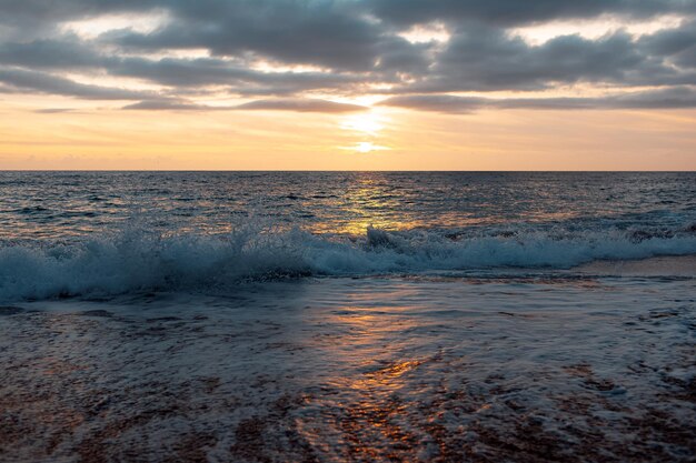 Paisagem natural do belo pôr do sol e ondas do mar Mediterrâneo na costa de Chipre