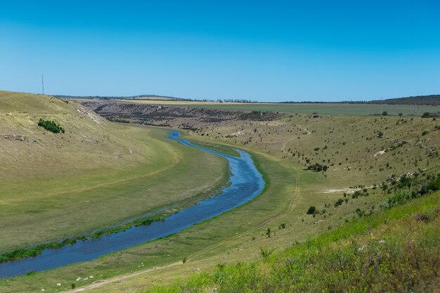 Paisagem natural do rio raut, na moldávia.