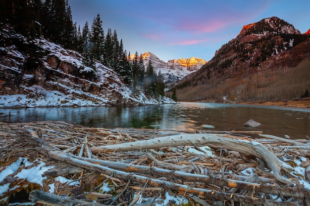 Paisagem natural do sino Maroon no Colorado, EUA, ao nascer do sol