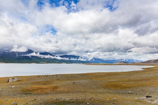 Paisagem natural incrível de Altai, lago calmo com água esmeralda