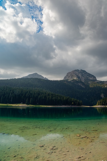 Paisagem natural. lago de montanha, montenegro, parque nacional de durmitor