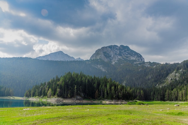 Paisagem natural. lago de montanha, montenegro, parque nacional de durmitor