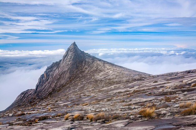 Foto paisagem natural no topo do monte kinabalu, na malásia