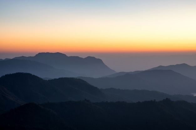 Paisagem natureza belo nascer do sol no topo da montanha da Tailândia