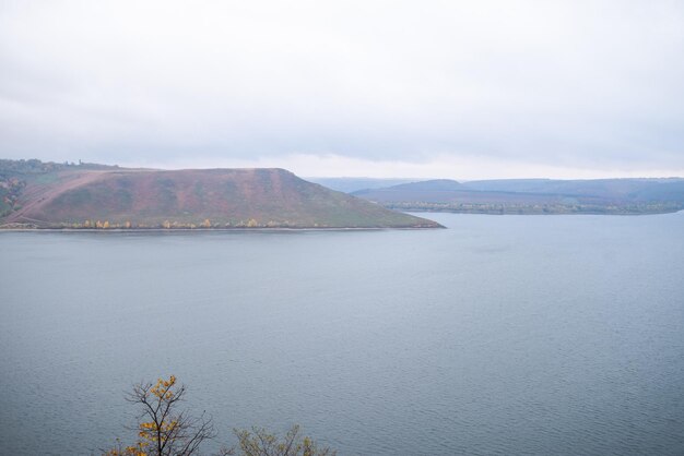 Paisagem nevoenta da Islândia. Penhasco e mar