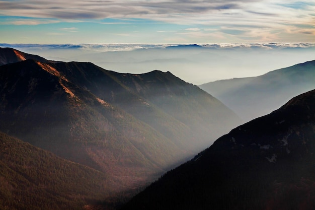 Paisagem nevoenta do horizonte do pôr do sol da montanha em Zakopane