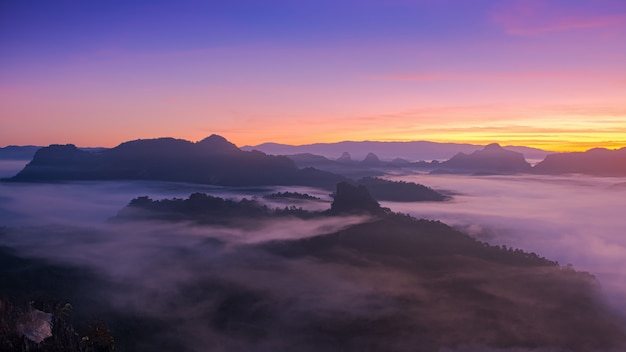 Paisagem nevoenta no norte da Tailândia com céu crepuscular