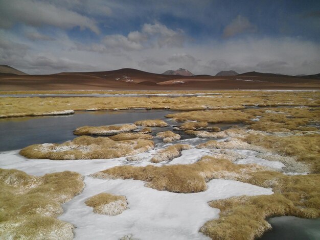 Paisagem no deserto de Atacama Chile incríveis montanhas altiplânicas nos Andes