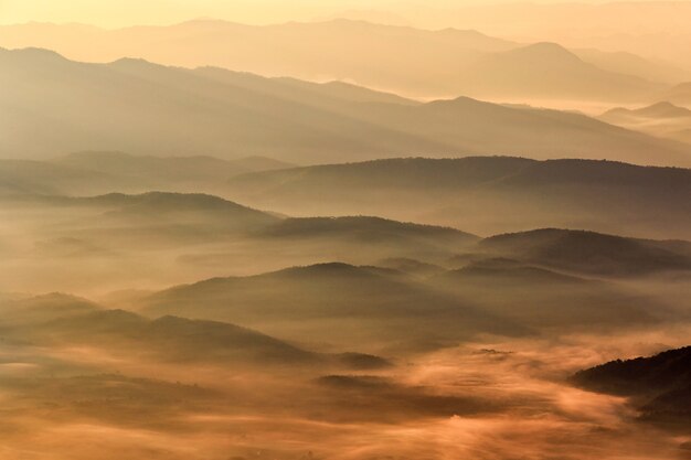 Paisagem no Doi Luang Chiang Dao, alta montanha na província de Chiang Mai, Tailândia