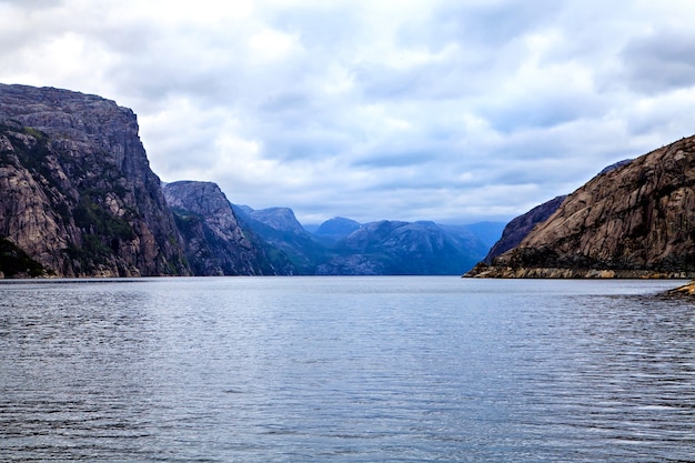 Paisagem norueguesa: Mar do Norte e fiorde