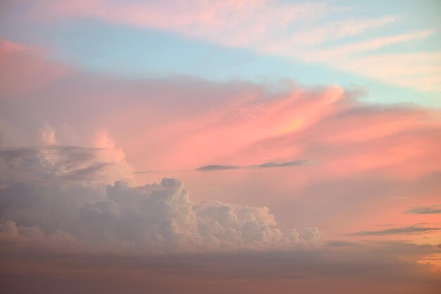 Foto paisagem noturna colorida com nuvens suaves de cores pastel no céu do pôr-do-sol tingido de aquarela fundo da natureza abstrata