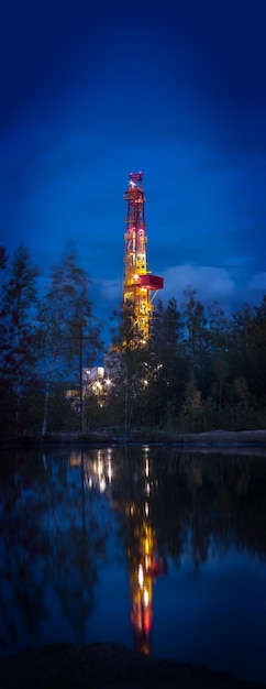 Paisagem noturna com a plataforma de perfuração. panorama vertical. foco seletivo, profundidade de campo rasa.