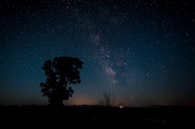 Paisagem noturna com a Via Láctea no Parque Natural dos Barruecos.