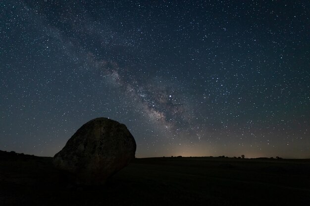 Foto paisagem noturna com a via láctea, perto de malpartida de caceres. extremadura. espanha.