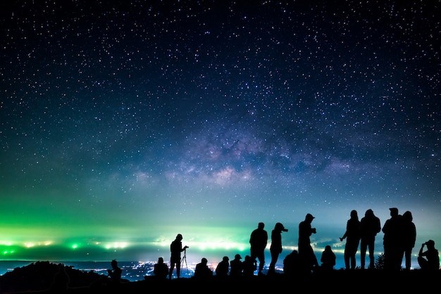 Paisagem noturna com a Via Láctea