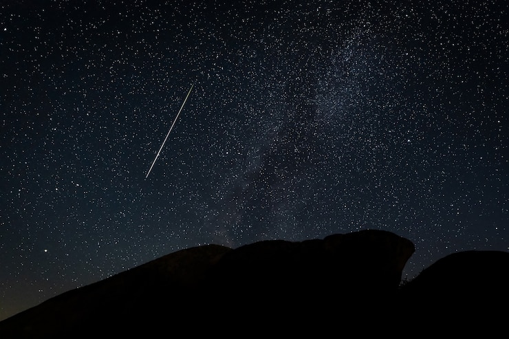 Foto paisagem noturna com meteoro perseida em barruecos. espanha.