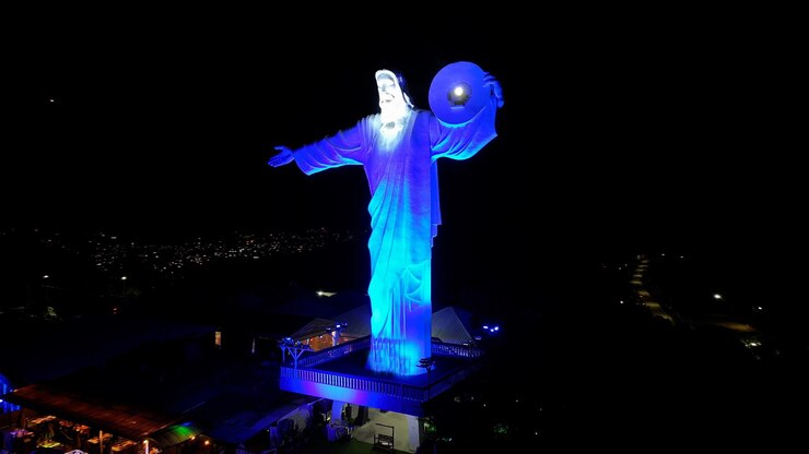 Foto paisagem noturna de cristo luz no balneario camboriu, em santa catarina, brasil