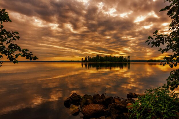 Paisagem noturna do Lago Ladoga, na Carélia