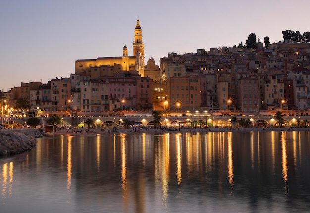 Paisagem noturna e vista da cidade velha de menton frança