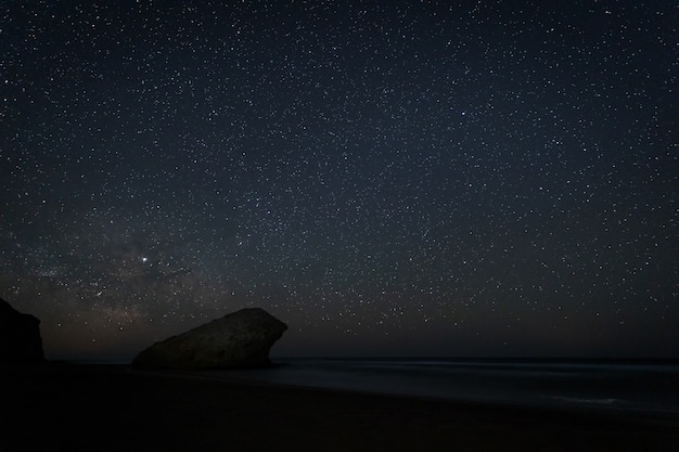 Paisagem noturna na praia de monsul.