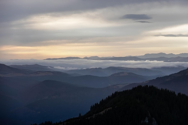 Paisagem noturna nas montanhas ciucas na romênia