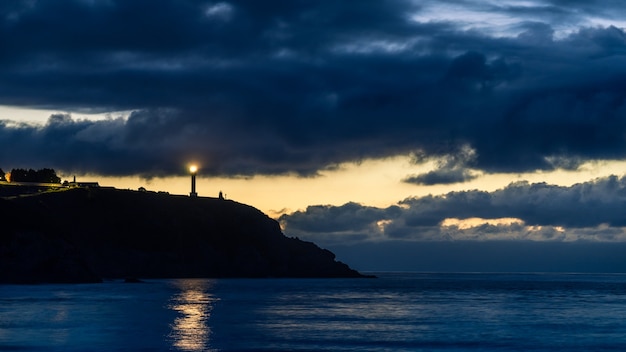 Foto paisagem noturna no mar cantábrico na espanha