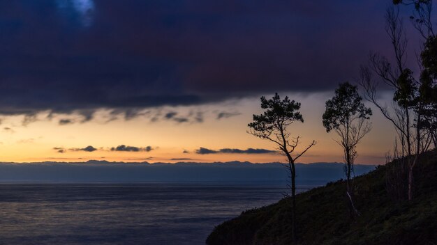 Paisagem noturna no mar Cantábrico na Espanha