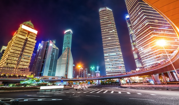 Paisagem noturna urbana da paisagem arquitetônica de Lujiazui em Xangai