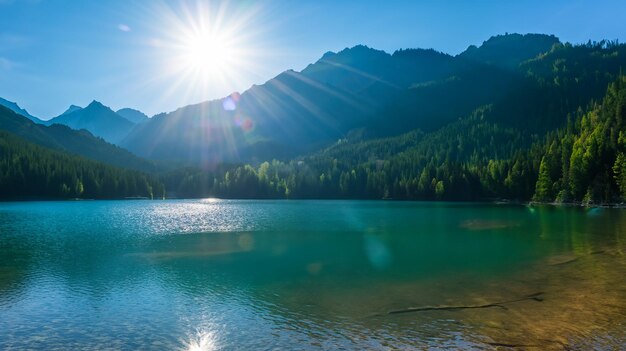 Foto paisagem pacífica do lago nas montanhas