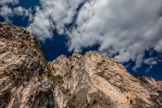 Paisagem panorâmica alpina da montanha, céu azul