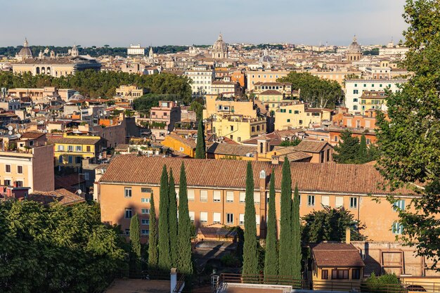 Foto paisagem panorâmica da cidade do ponto de vista da colina de gianicolo em um dia ensolarado roma itália