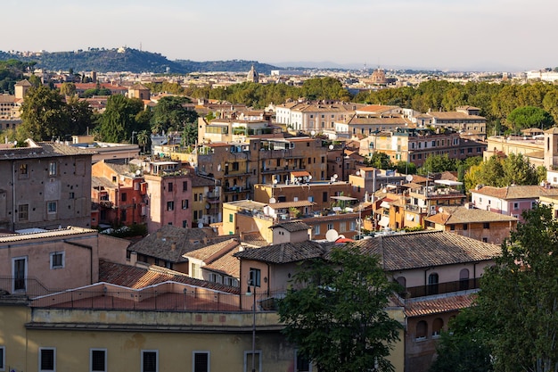 Foto paisagem panorâmica da cidade do ponto de vista da colina de gianicolo em um dia ensolarado roma itália