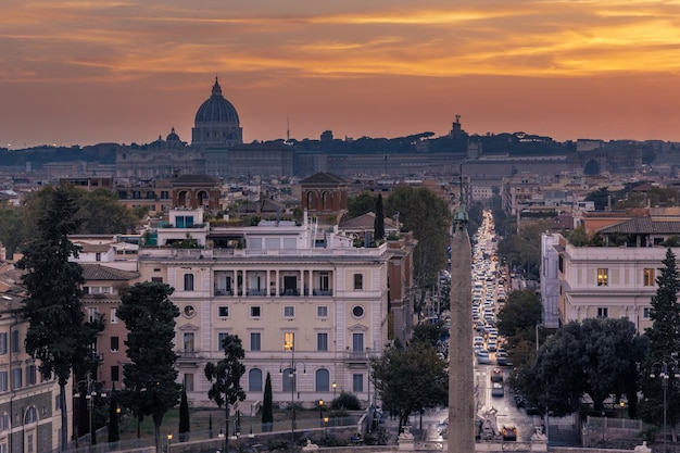 Foto paisagem panorâmica da cidade do ponto de vista de pincio ao pôr-do-sol contra o céu colorido roma itália