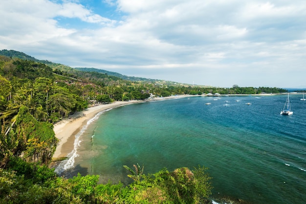 Paisagem panorâmica da praia de Senggigi por drone em lombok Indonésia