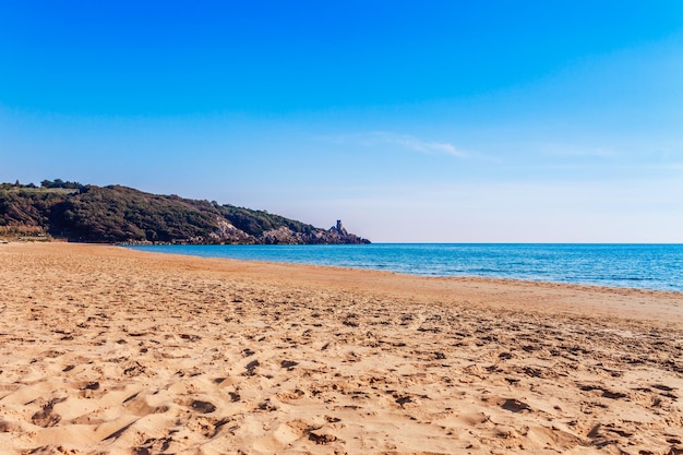 Paisagem panorâmica da praia do mar perto de Gaeta Lazio Itália Praia de areia agradável e água azul clara