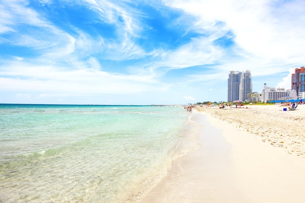 Paisagem panorâmica da praia Praia tropical vazia e paisagem marinha