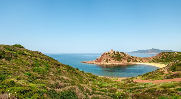 Paisagem panorâmica da torre Porticciolo na primavera