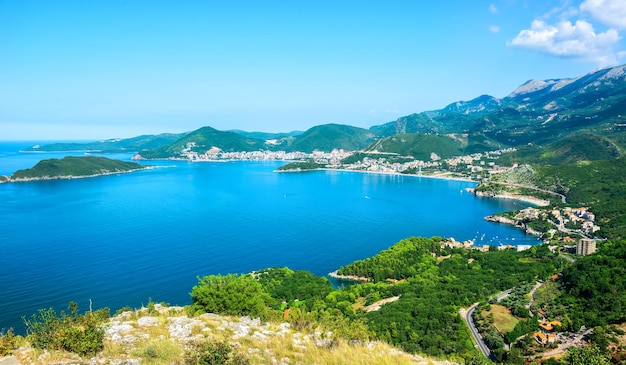 Paisagem panorâmica de budva riviera em montenegro