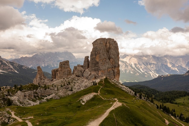 Paisagem panorâmica de Cinque Torri nas montanhas Dolomitas da Itália