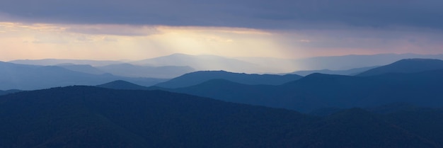 Paisagem panorâmica de montanhas. Silhuetas de colinas de montanha. Cárpatos, Ucrânia, Europa