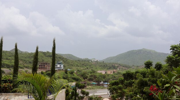 Foto paisagem panorâmica de udaipur com vegetação e montanhas