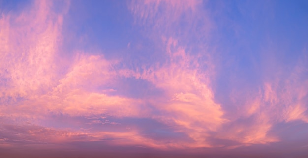 Paisagem panorâmica do pôr do sol vermelho brilhante do nascer do sol